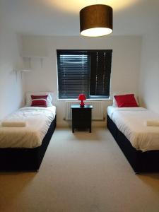 Un pat sau paturi într-o cameră la Executive Brentwood Apartment