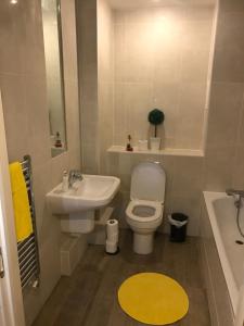 A bathroom at Executive Brentwood Apartment