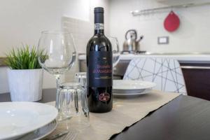 una botella de vino sentada en una mesa con una copa en Silvia Apartment, en Florencia