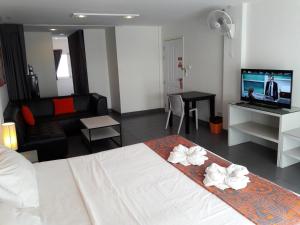 A television and/or entertainment centre at Garden Guest House