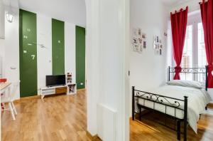 ローマにあるSan Cosimato Houseの緑と白の壁のベッドルーム1室(ベッド1台付)
