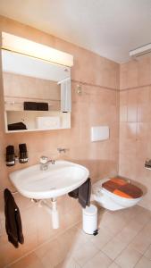 Koupelna v ubytování Hotel Roggerli + 37 fotografií