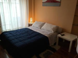 ナポリにあるToledo Suiteのベッドルーム1室(青い毛布付きのベッド1台付)