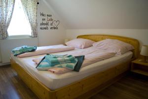 Un dormitorio con una cama de madera con dos bolsas. en Ferienhaus Bad Waltersdorf en Bad Waltersdorf