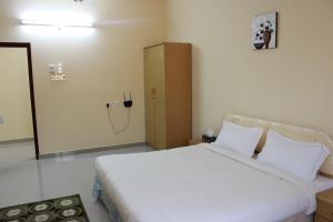 Luluat Al Afia Hotel Apartments tesisinde bir odada yatak veya yataklar