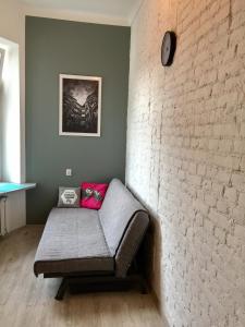 kanapa w pokoju z ceglaną ścianą w obiekcie Apartament Żelazna w Warszawie +13 zdjęć