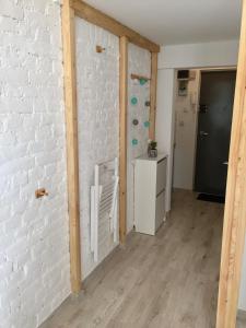 Pokój z białą ceglaną ścianą i kuchnią w obiekcie Apartament Żelazna w Warszawie