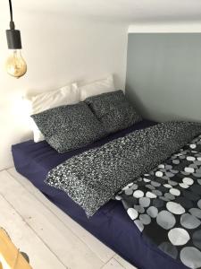 Łóżko lub łóżka w pokoju w obiekcie Apartament Żelazna