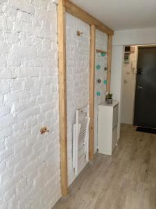 Pokój z białą ceglaną ścianą i kuchnią w obiekcie Apartament Żelazna w Warszawie