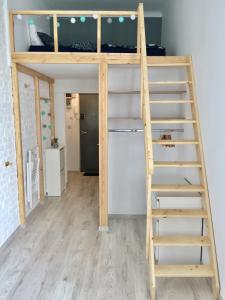 Łóżko piętrowe w pokoju z drabiną w obiekcie Apartament Żelazna w Warszawie