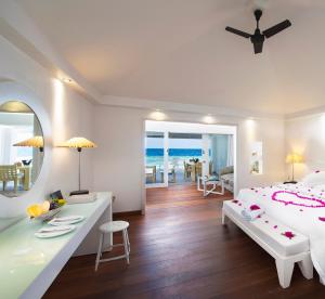 Postel nebo postele na pokoji v ubytování Diamonds Athuruga Maldives Resort & Spa + 37 fotografií