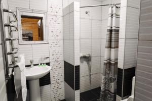 Koupelna v ubytování Hotel Marilen + 37 fotografií