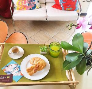 una mesa con un plato con un cruasán en Bed & Breakfast Girasole, en Catanzaro