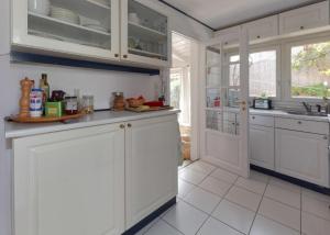 Kuchyň nebo kuchyňský kout v ubytování To Spitaki Apartments