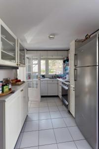 A kitchen or kitchenette at To Spitaki Apartments