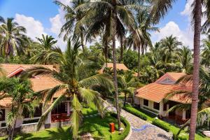 Tầm nhìn ra hồ bơi gần/tại Phu Hai Beach Resort & Spa