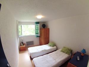 Giường trong phòng chung tại Village vacances du Haut-Bréda aux 7 Laux