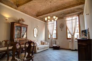sala de estar con sofá, mesa y ventanas en Casa Laura&Duccio en Florence