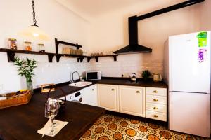 cocina con nevera blanca y mesa en Casa del Cantaor, en Granada