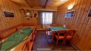 洛曲納那德斯諾的住宿－Turistická chata Švýcarna，小屋内带桌椅的用餐室