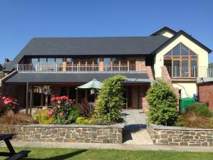 a large house with a stone retaining wall at The Elephant & Castle Hotel in Newtown