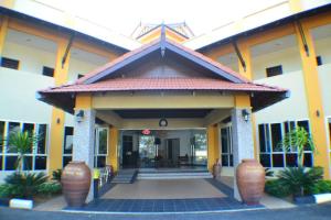 un edificio con dos jarrones grandes delante en Teluk Lipat Seaview Inn en Dungun
