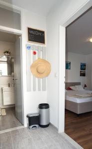 Habitación con cama y sombrero de paja en la pared en Gravosa Studios, en Dubrovnik