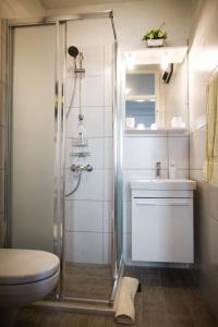 y baño con ducha, aseo y lavamanos. en Gravosa Studios, en Dubrovnik