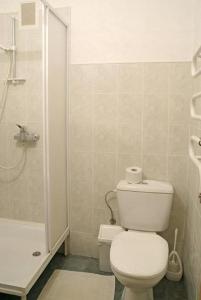 Park Hotel Kekava tesisinde bir banyo