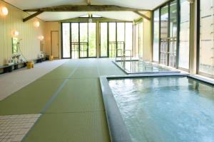 een groot binnenzwembad in een gebouw met ramen bij Mikuni Ocean Resort&Hotel in Sakai