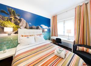 ein Schlafzimmer mit einem Wandbild am Strand in der Unterkunft PH in Setúbal in Setúbal