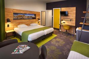 ein Hotelzimmer mit einem Bett und einem Tisch in der Unterkunft Nova Hotel in Amsterdam