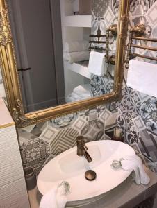 um banheiro com uma pia e um espelho em Apartment Ria em Split