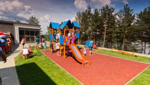 eine Gruppe von Kindern, die auf einem Spielplatz spielen in der Unterkunft Hotel Zelená Lagúna in Domaša Dobrá