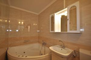 圣安德烈Centrum Panzió的带浴缸、水槽和马桶的浴室 更多62张照片