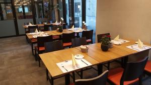 une rangée de tables et de chaises dans un restaurant dans l'établissement Gästehaus Hunziker, à Zurich