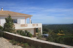 una casa en la ladera de una colina en Rustic Villa Guesthouse, en Santa Bárbara de Nexe
