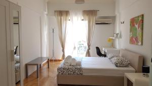 Posteľ alebo postele v izbe v ubytovaní Errathens Wheat Apartment - Athens Center, 3 BD, 1 BATH