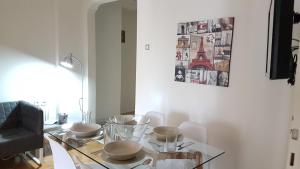 Posedenie v ubytovaní Errathens Wheat Apartment - Athens Center, 3 BD, 1 BATH