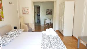 Posteľ alebo postele v izbe v ubytovaní Errathens Wheat Apartment - Athens Center, 3 BD, 1 BATH
