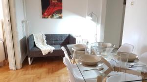 Posedenie v ubytovaní Errathens Wheat Apartment - Athens Center, 3 BD, 1 BATH