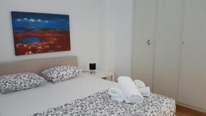 Posteľ alebo postele v izbe v ubytovaní Errathens Wheat Apartment - Athens Center, 3 BD, 1 BATH