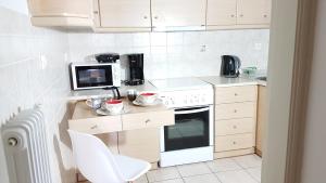 Kuchyňa alebo kuchynka v ubytovaní Errathens Wheat Apartment - Athens Center, 3 BD, 1 BATH