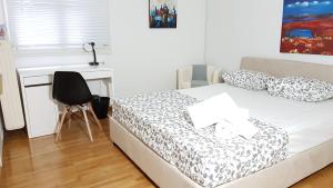 Posteľ alebo postele v izbe v ubytovaní Errathens Wheat Apartment - Athens Center, 3 BD, 1 BATH