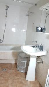 Kúpeľňa v ubytovaní Errathens Wheat Apartment - Athens Center, 3 BD, 1 BATH