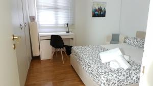 Posteľ alebo postele v izbe v ubytovaní Errathens Wheat Apartment - Athens Center, 3 BD, 1 BATH