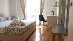 Posteľ alebo postele v izbe v ubytovaní Errathens Wheat Apartment - Athens Center, 3 BD, 1 BATH