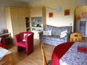 ein Wohnzimmer mit einem Bett und einem Sofa in der Unterkunft Ferienwohnung Kleinschmidt in Heimbach