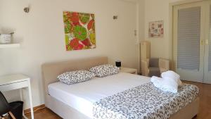 Posteľ alebo postele v izbe v ubytovaní Errathens Wheat Apartment - Athens Center, 3 BD, 1 BATH