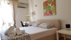 Posteľ alebo postele v izbe v ubytovaní Errathens Wheat Apartment - Athens Center, 3 BD, 1 BATH